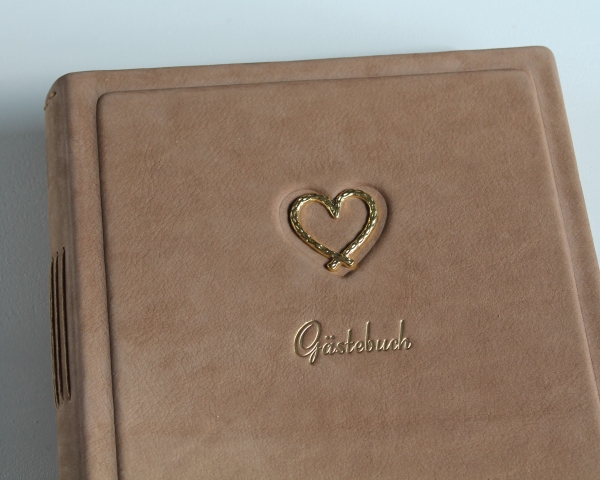 Gästebuch - Album "Goldene Herz" aus braunem Nubukleder, mittelgroß